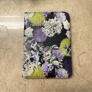 ⭐️ Floral Passport Holder with Vibrant Design